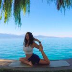 Shanahan, professeur de yoga, dans une posture de yoga illustrant son interview sur le mouvement et la posture du chien tête en bas