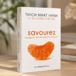 Livre Savourez de Thich Nhat Hanh et Lilian Cheung, présenté debout sur une table dans une ambiance naturelle et apaisante.