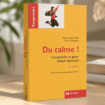 Livre Du calme ! Comprendre et gérer l’enfant hyperactif de Théo Compernolle et Théo Doreleijers, présenté en image 3D sur une table.